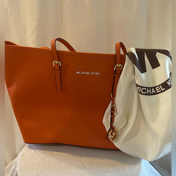 MK Michael Kors Saffiano “Jet Set”Tote. NWT - Picture 1 of 6